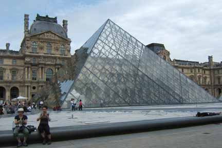 louvre pyramid